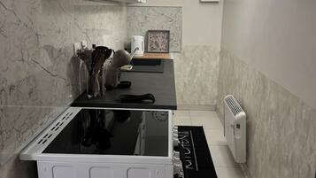 Mikrobølgeovn, ovn, kokeplater og oppvaskmaskin