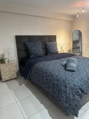 Silitysrauta/-lauta, Wi-Fi, vuodevaatteet