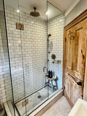 Shower, hair dryer, towels, soap - Trendy Roncesvalles Village. Just steps to shopping, dining, Lake Ontario (Toronto)