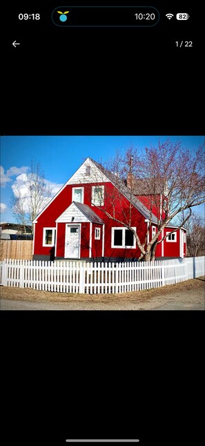 Exterior - Renovated upper duplex near downtown Fairbanks, 10 min to airport, playground. (Fairbanks)