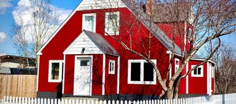 Renovated upper duplex near downtown Fairbanks, 10 min to airport, playground.