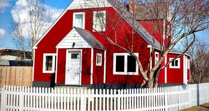 Renovated upper duplex near downtown Fairbanks, 10 min to airport, playground.