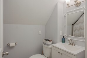 Bathroom - Renovated upper duplex near downtown Fairbanks, 10 min to airport, playground. (Fairbanks)