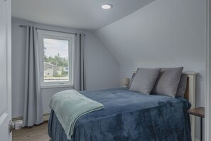 Room - Renovated upper duplex near downtown Fairbanks, 10 min to airport, playground. (Fairbanks)