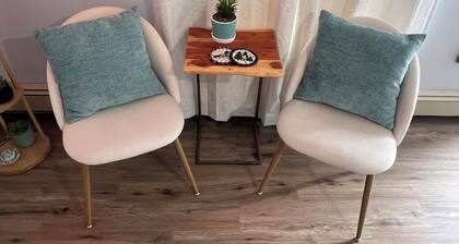 Renovated upper duplex near downtown Fairbanks, 10 min to airport, playground.