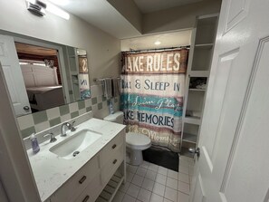 Dusche, Handtücher, Seife, Toilettenpapier