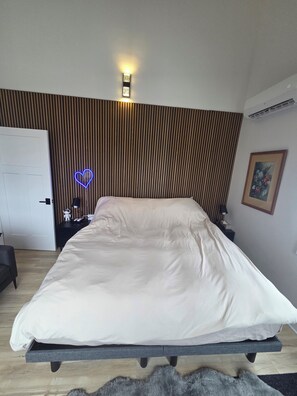 1 dormitorio, tabla de planchar con plancha, wifi y ropa de cama