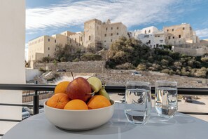 Outdoor dining - Luxury 3BR Spa Apartment in Naxos Town w/ Jacuzzi & Hammam, Pnoe luxe (Naxos)