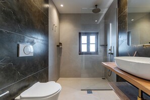 Shower, hair dryer, towels, soap - Luxury 3BR Spa Apartment in Naxos Town w/ Jacuzzi & Hammam (Naxos)