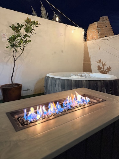 Outdoor Jacuzzi with FirePit and perfect location