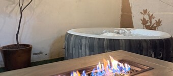 Outdoor Jacuzzi with FirePit and perfect location