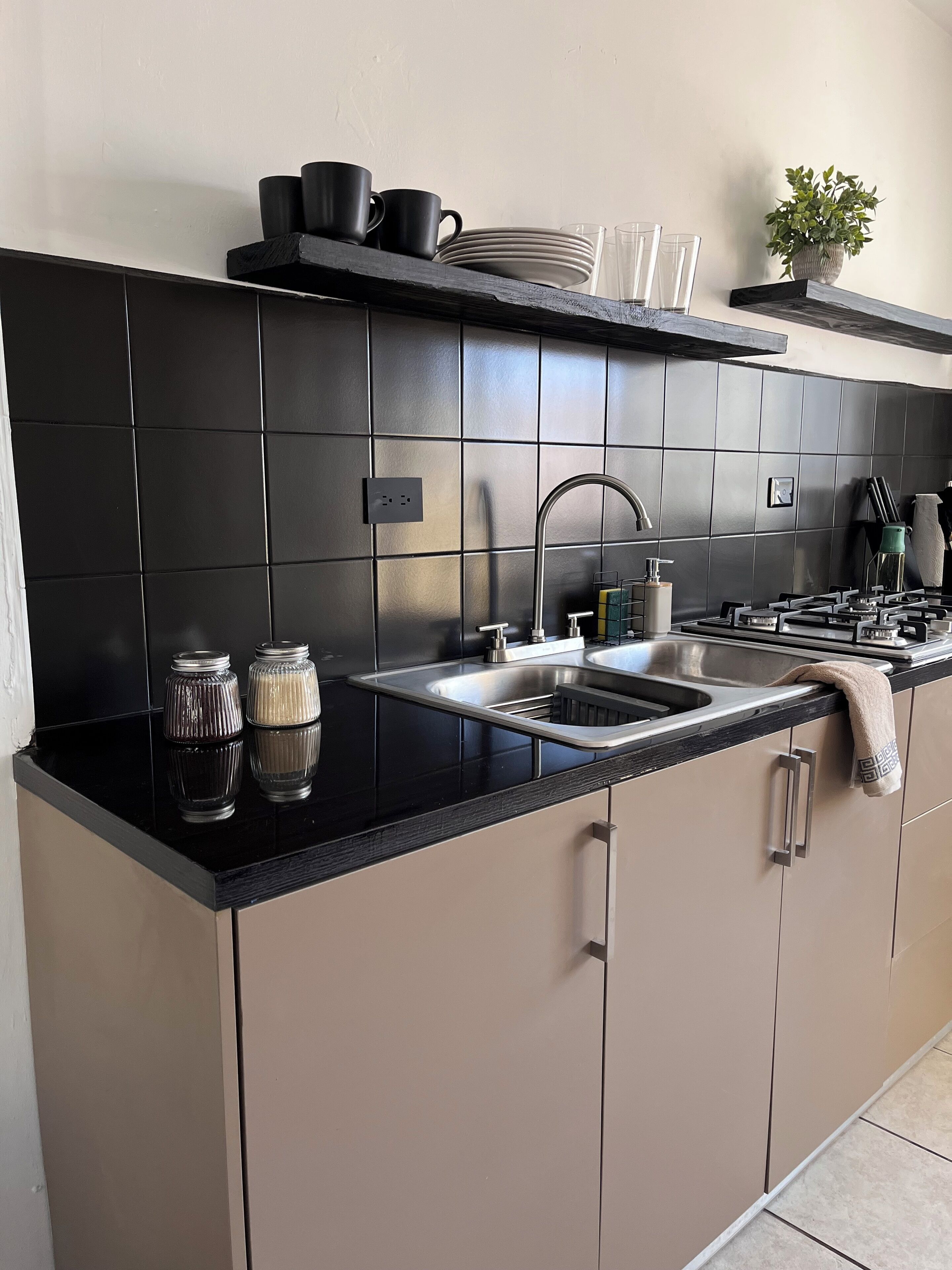 Kjøleskap, mikrobølgeovn, kaffetrakter/tekoker og kjøkkenutstyr