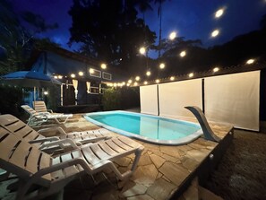 Outdoor spa tub - House in Camburi with pool, river and Atlantic Forest (São Sebastião)