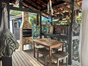 Outdoor dining - House in Camburi with pool, river and Atlantic Forest (São Sebastião)