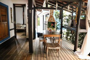 Outdoor dining - House in Camburi with pool, river and Atlantic Forest (São Sebastião)