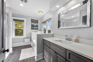 Douche, serviettes fournies, savon, papier de toilette