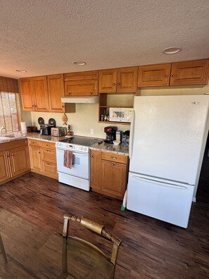 Jääkaappi, mikroaaltouuni, uuni, liesi