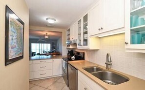 Réfrigérateur, four à micro-ondes, un four, surface de cuisson