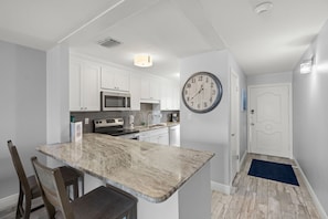 Coffee/tea maker, fridge, microwave, oven - Escape to the Gulf – Prime Beachfront Location (Siesta Key)