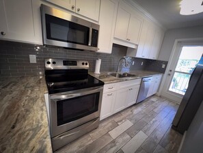 冷蔵庫、電子レンジ、オーブン、コンロ