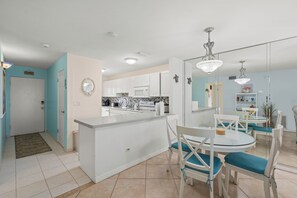 Private kitchen - Gulf-Front Condo – Perfect Siesta Key Stay (Siesta Key)
