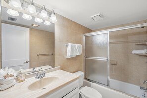 Douche, sèche-cheveux, serviettes fournies