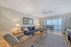 Smart TV - Beachfront View and Lovely Sunsets - A210, Free Boat Docks & WiFi (Siesta Key)