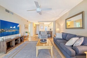 Smart TV - Beachfront View and Lovely Sunsets - A210, Free Boat Docks & WiFi (Siesta Key)