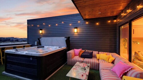 The Great Gatsby and Girls Night Out by Avantstay Sleeps 24 + Hot Tub + Speakeasy Lounge + Lux Kareoke + Near Downtown