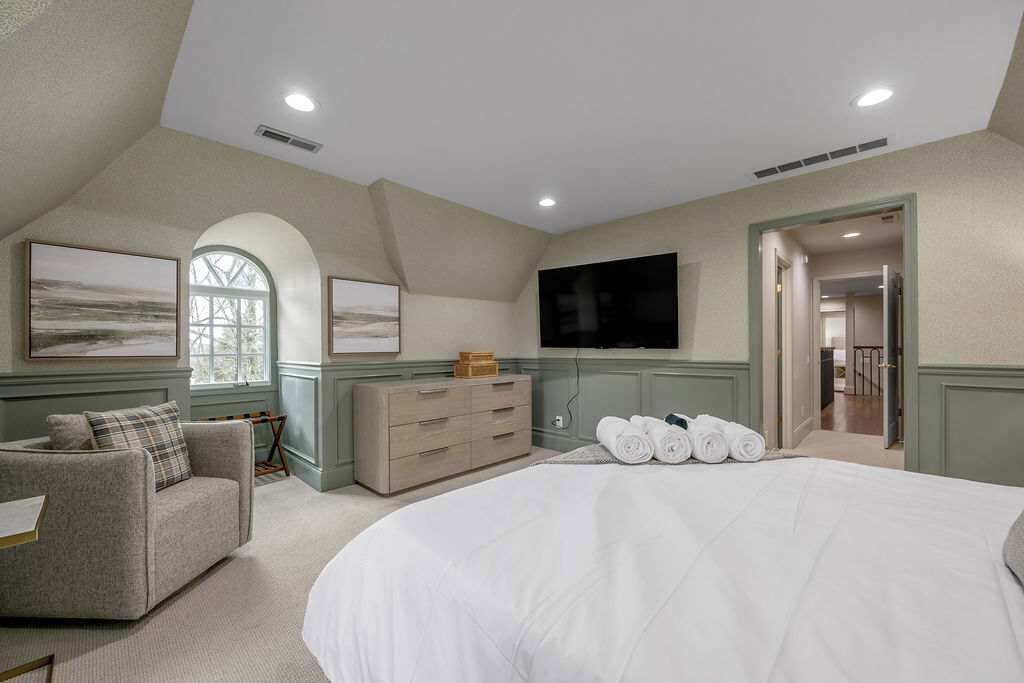 5 bedrooms, desk, iron/ironing board, travel crib