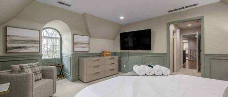 5 bedrooms, desk, iron/ironing board, travel crib