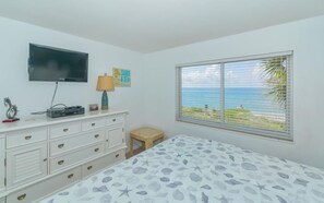 Iron/ironing board, free WiFi, bed sheets - Prime Gulf-Front Location – Walk Right to the Beach (Sarasota)