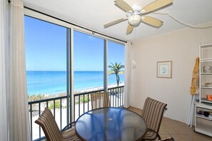 Dining - Fantastic Beachfront view -B211, Free boat docks & WiFi (Sarasota)