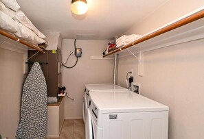 Interior - Fantastic Beachfront view -B211, Free boat docks & WiFi (Sarasota)