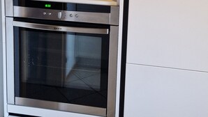 Cuina compacta amb forn integrat i microones.