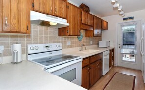 ثلاجة، ميكروويف، فرن، موقد طهي مسطح