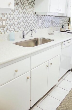 Fridge, microwave, oven, stovetop - Beachfront Condo With Gorgeous Sunset Views – B206 | Includes Free Boat Dock (Sarasota)