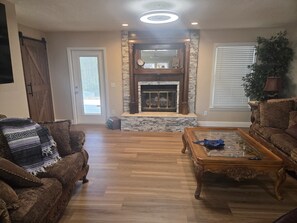 Family House | Living area - Lake Eufaula Family 4BR with Game Room (Georgetown)
