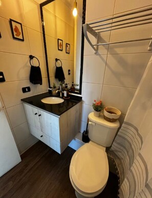 Asciugacapelli, asciugamani, sapone, carta igienica