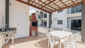 Apartemen Basic | Tempat makan outdoor