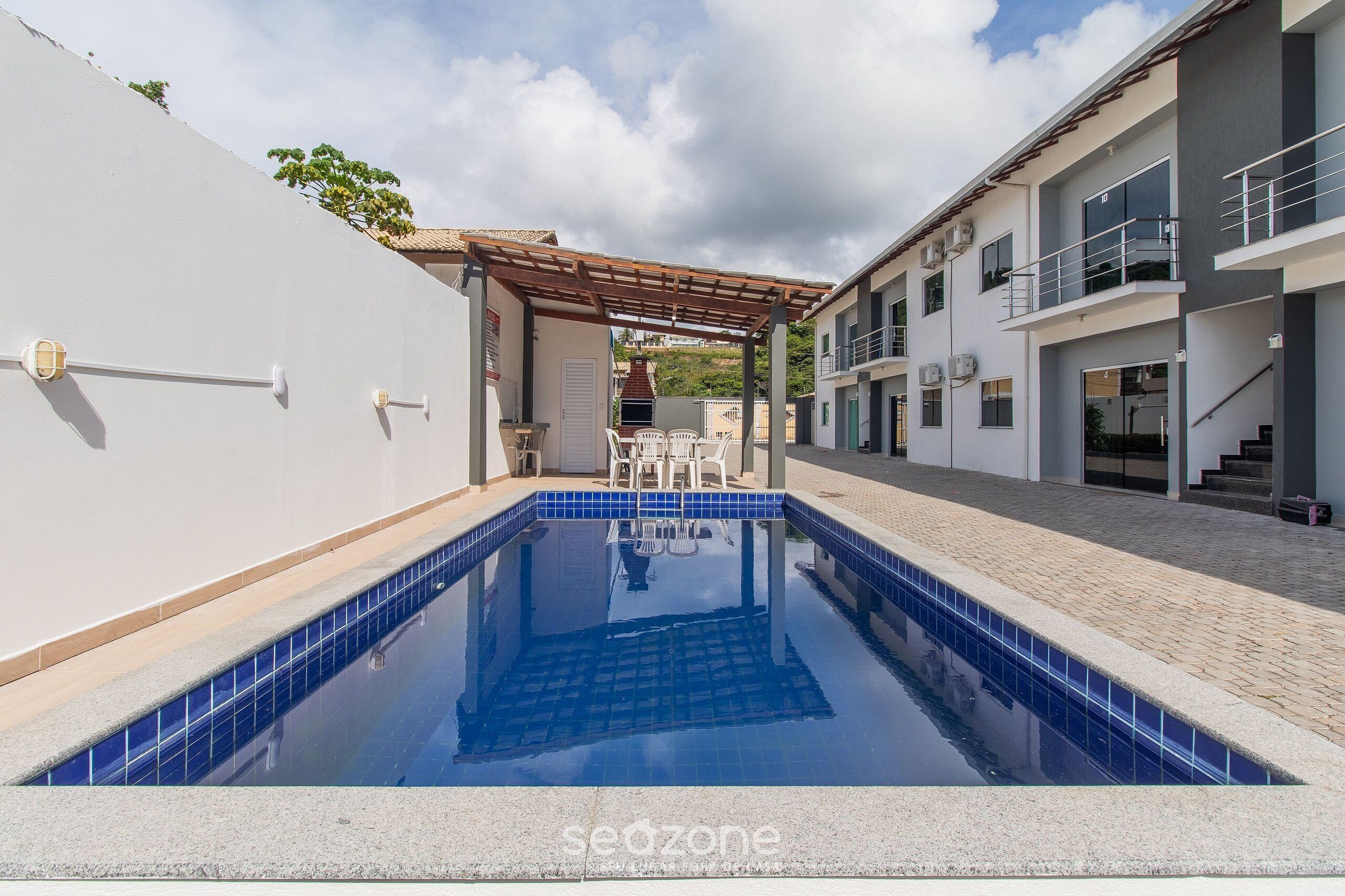 基础公寓 | 泳池 | 室外游泳池