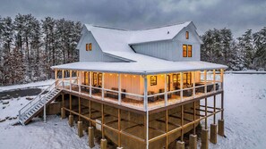 Interior - White Pines by Avantstay Family Retreat Game Room + Wraparound Porch + Hot Tub (Sevierville)