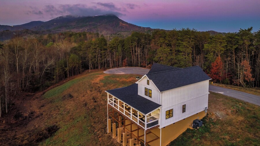 White Pines by Avantstay Family Retreat Game Room + Wraparound Porch + Hot Tub