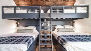 A bunk bed room with two beds, a ladder, and bedside lamps. - White Pines by Avantstay Family Retreat Game Room + Wraparound Porch + Hot Tub (Sevierville)