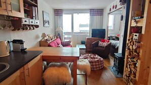 Unclassified image, 5 of 14, button - 100m from ski slopes, view resort, balcony, fireplace or stove, tv, ski locker, 37m², Isola 2000 (Isola)