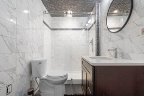 Handdukar, tvål och toalettpapper