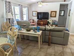 TV - Peaceful 3-bedroom house with AC in New Port Richey Close to Town (New Port Richey)