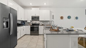 Mikrobølgeovn, ovn, oppvaskmaskin og kaffetrakter/tekoker