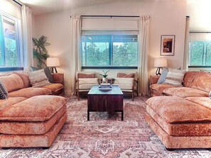 Smart-TV, peis, bøker og printere