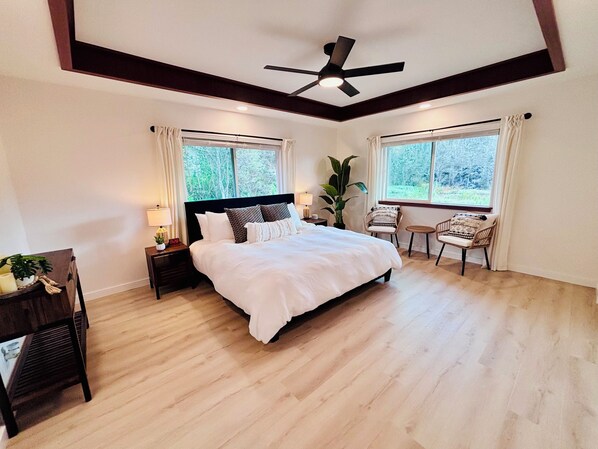 3 soverom, skrivebord, strykejern/-brett og reiseseng for barn